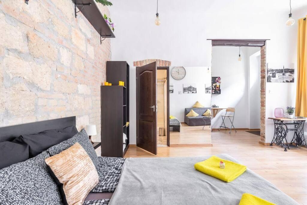Апартаменти Vintage Style Cozy Downtown Apartment.